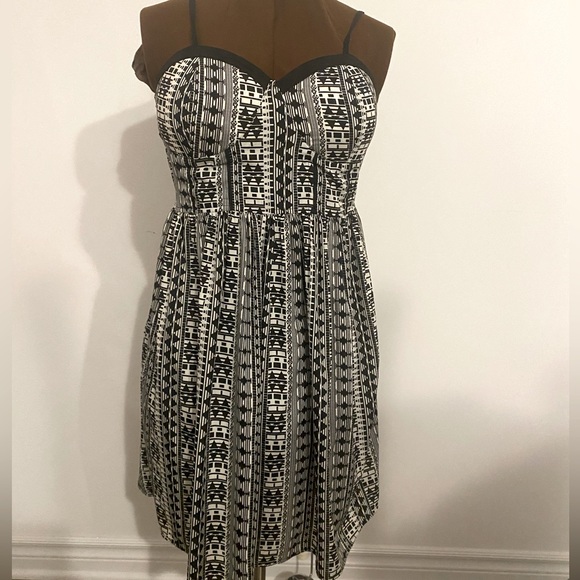 🖤🤍JOLIE🖤🤍Black and white pattern sleeveless pattern dress. Size 10.Like new. - Picture 8 of 15